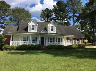 1524 Country Club Cir, Manning, SC 29102