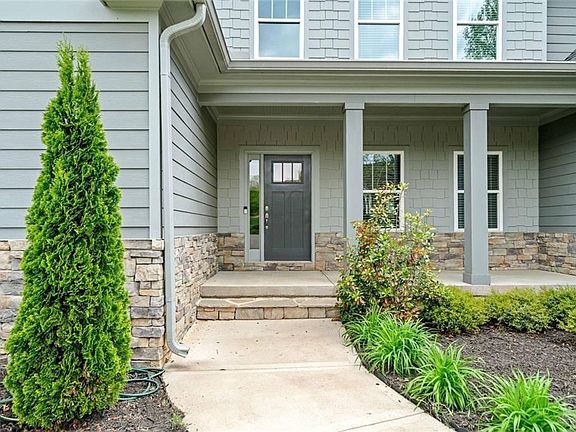 4th image of 2 Village Rdg