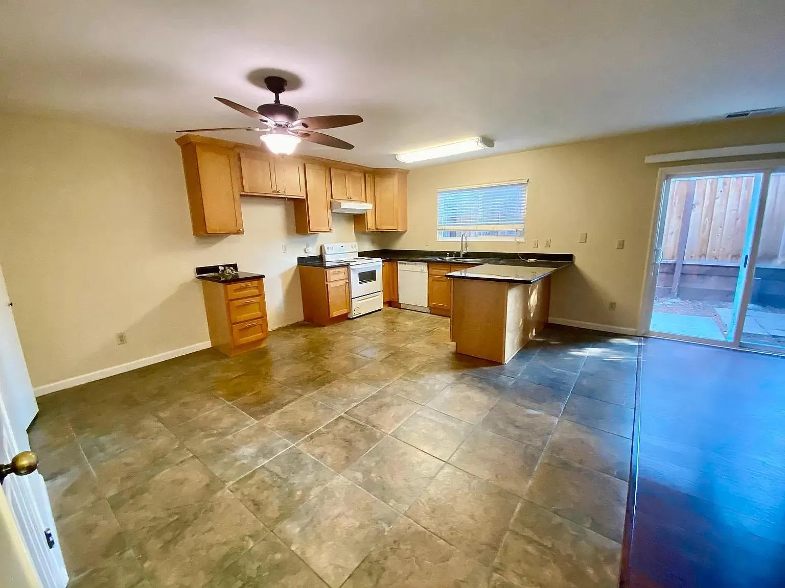4 bed, 2.5 bath, 1611 sqft, $3,600 — Photo 4