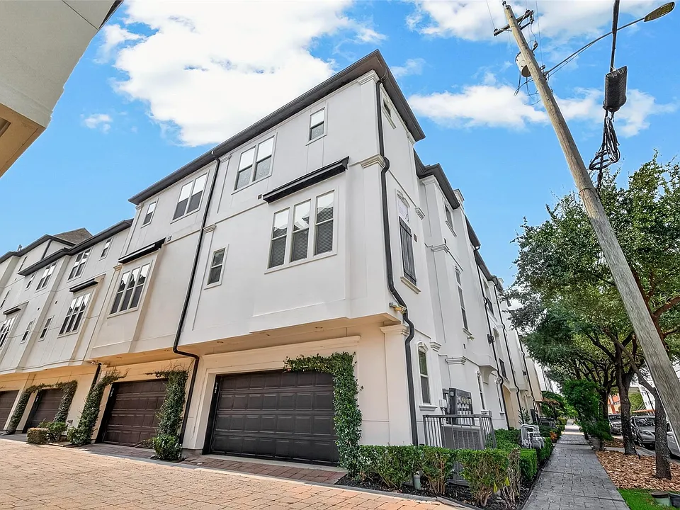 703 Live Oak St
