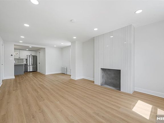 4th image of 171 20th Ave