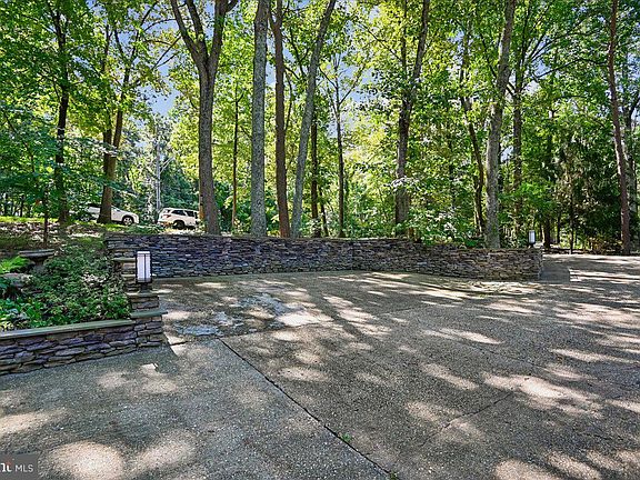 4th image of 322 Eagle Hill Rd