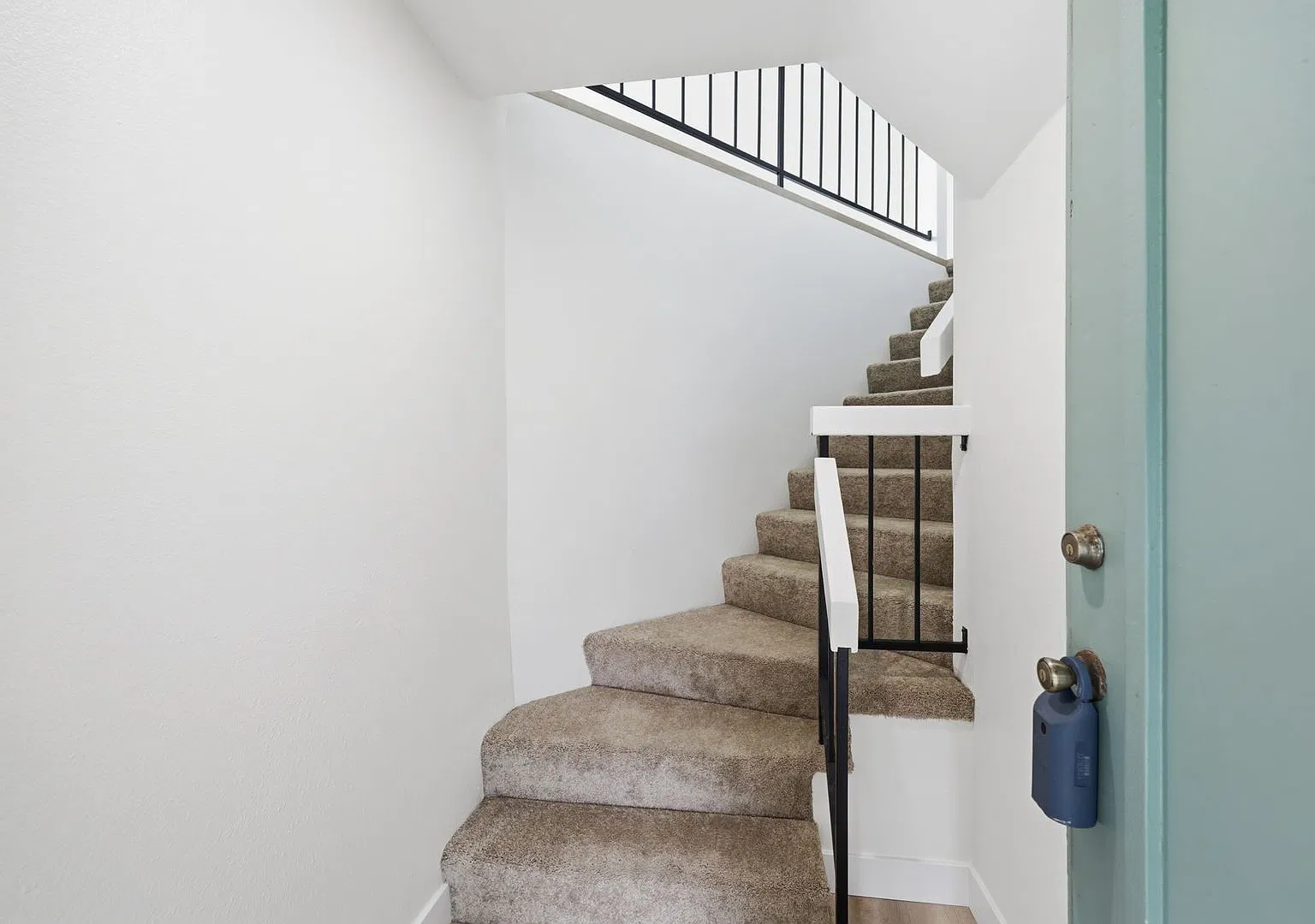 For Lease - 2+2 Condo Over Looking The Channel Islands Harbor W/Lots Of Amenities — Photo 2