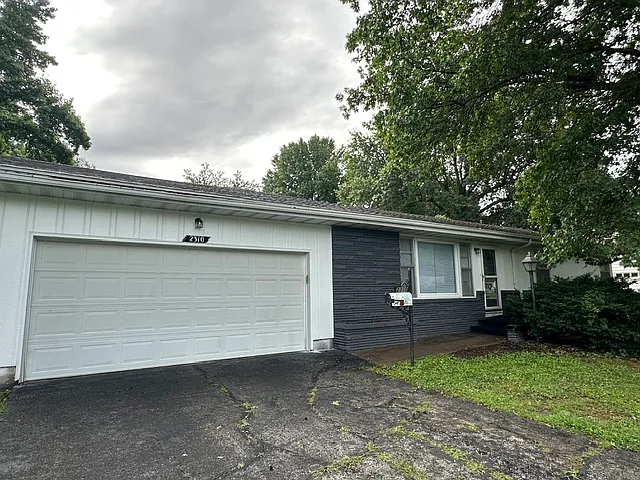 2310 S Kings Ave — Photo 1
