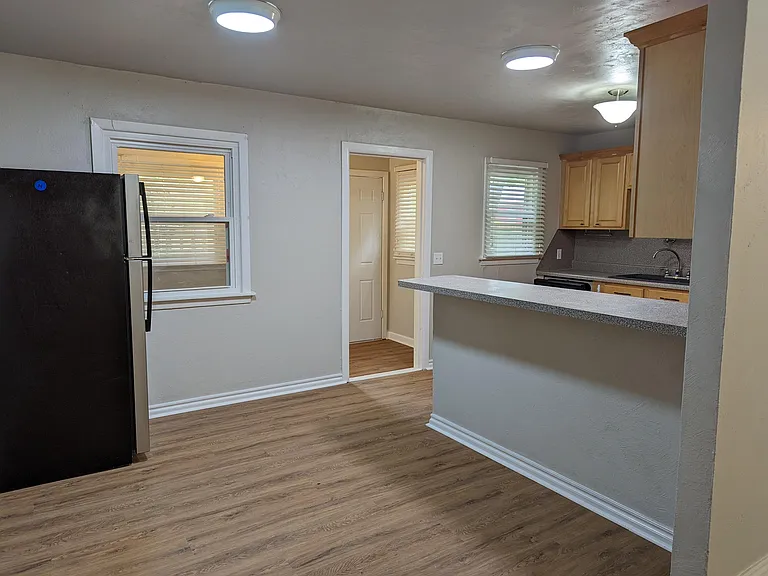 1027 W Apache St — Photo 4
