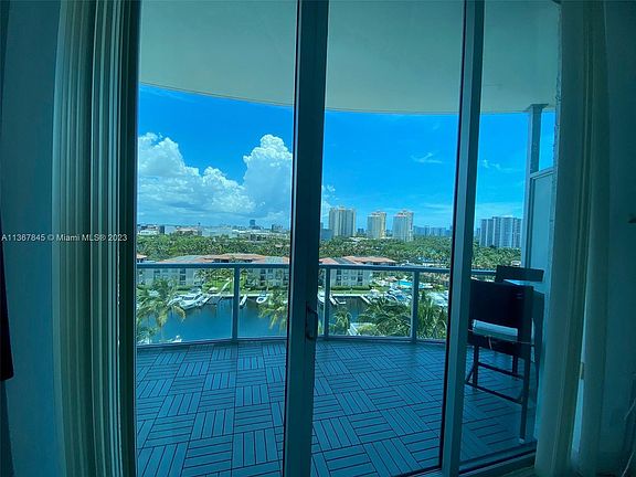 4th image of 3029 NE 188th St APT 823