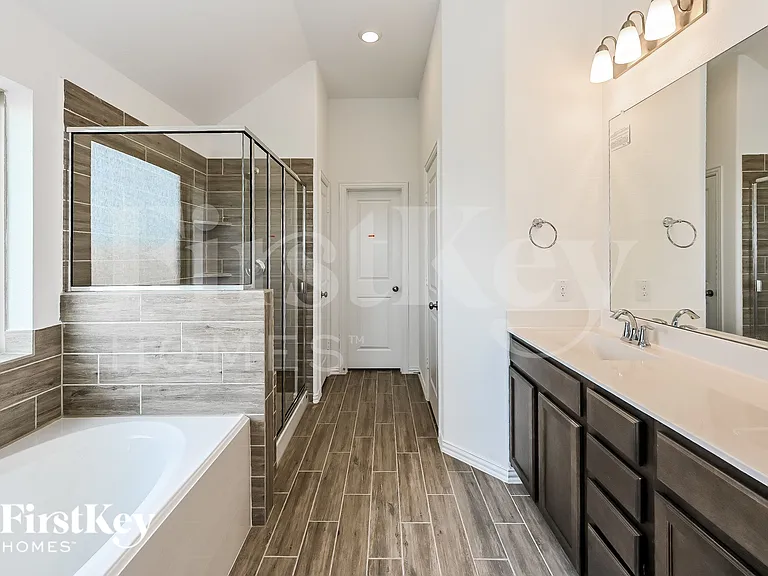14915 Lake Shore Ave — Photo 9