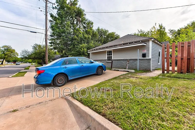 3 bed, 1.0 bath, 1176 sqft, $1,299 — Photo 2
