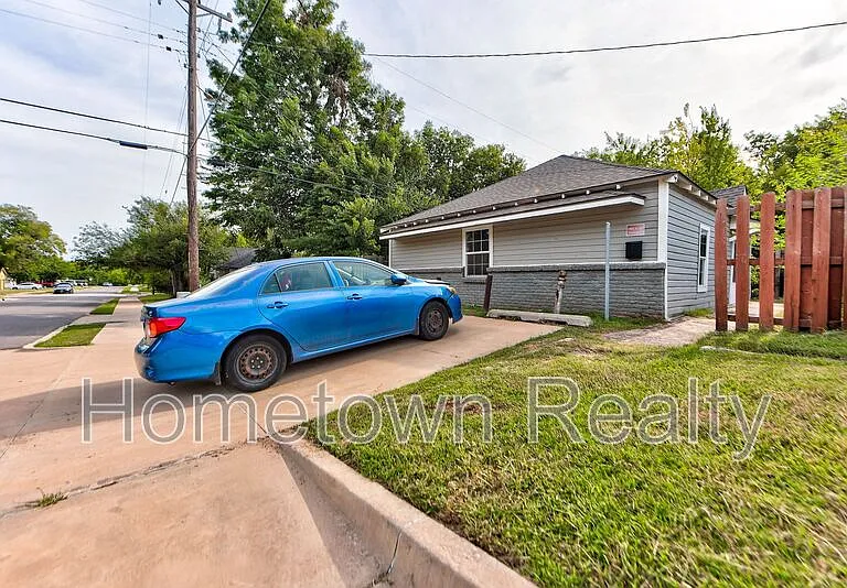 1801 E Madison St — Photo 2