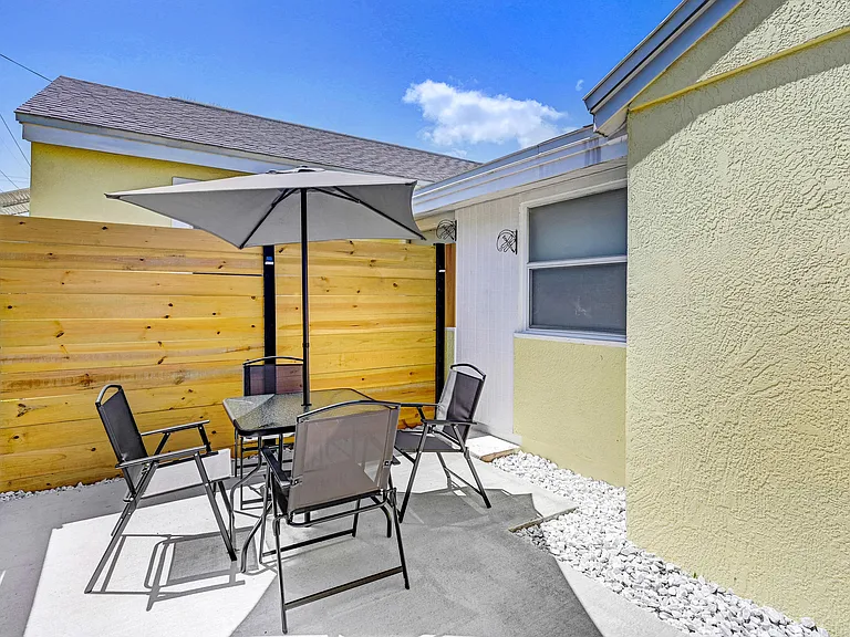 1704 Oak St — Photo 15