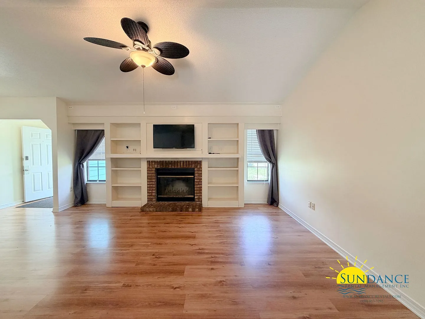 Stunning 3 Bedroom Home in Niceville with Whole-Home Generator! — Photo 2