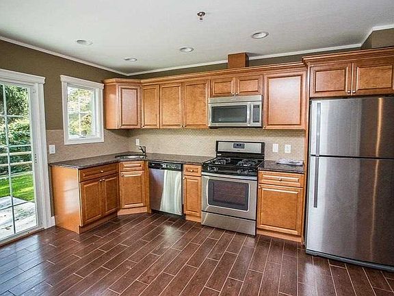 4th image of 170 W Montauk Hwy APT 18