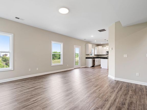 3rd image of 916 Camden Ct