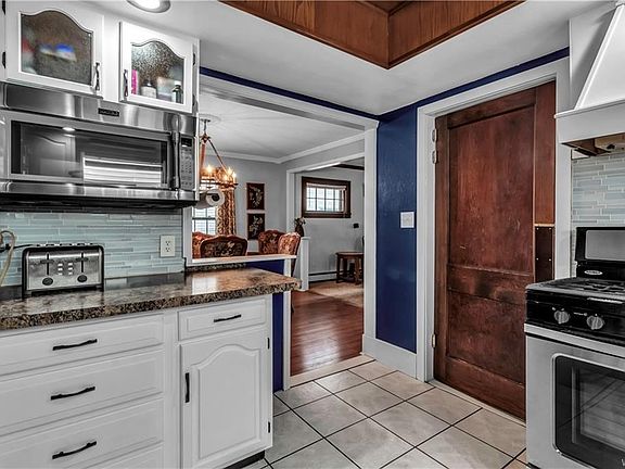 3rd image of 132 Nassau Ave