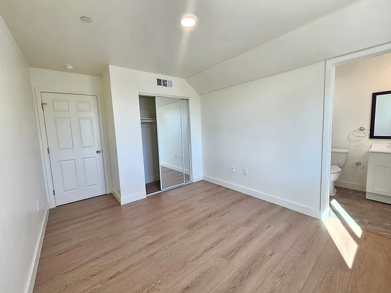 33(835E) — Photo 16