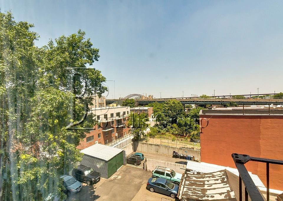 2nd image of 2534 Crescent St APT 4M