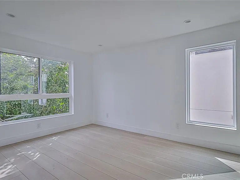 11814 Gilmore St — Photo 28