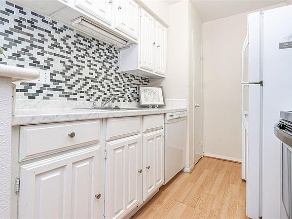 5th image of 2110 Wilcrest Dr APT 136
