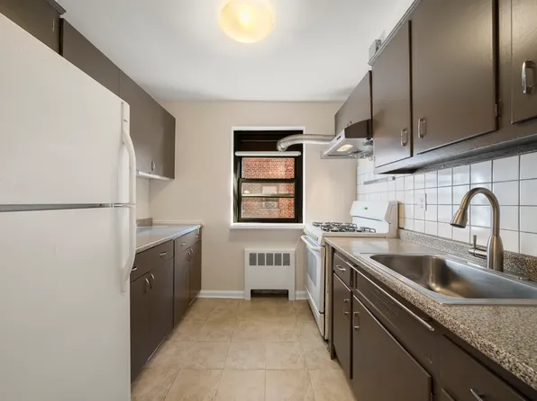 2337 Hudson Terrace image 9 of 23