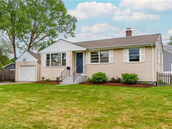 162 N Country Club Dr, Warwick, RI 02888