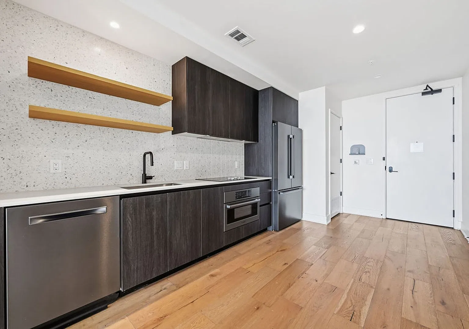 Luxury Downtown 1 Bed 1 Bath Condo — Photo 3