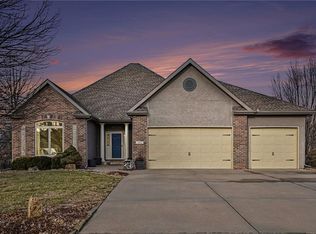 604 Indian Trail Ct, Smithville, MO 64089