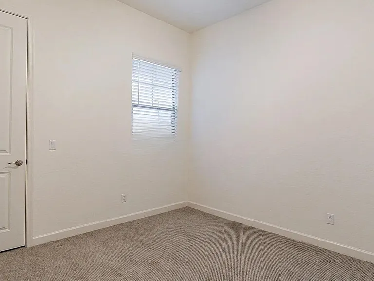 2811 W Pollack St — Photo 18