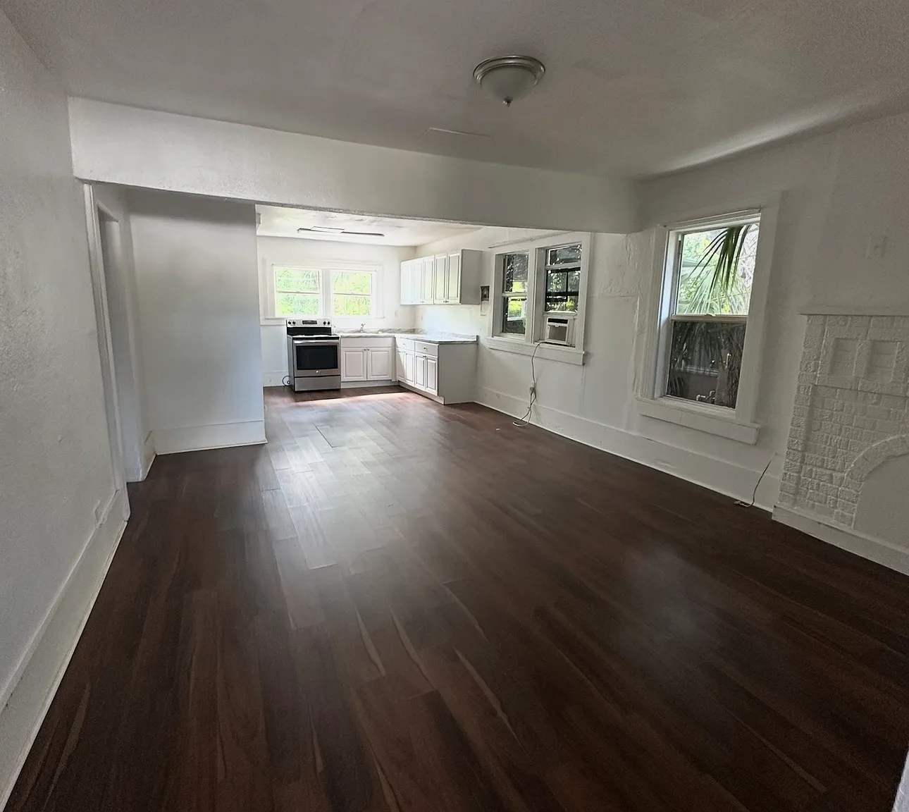 3 bed, 932 sqft, $1,490 — Photo 2
