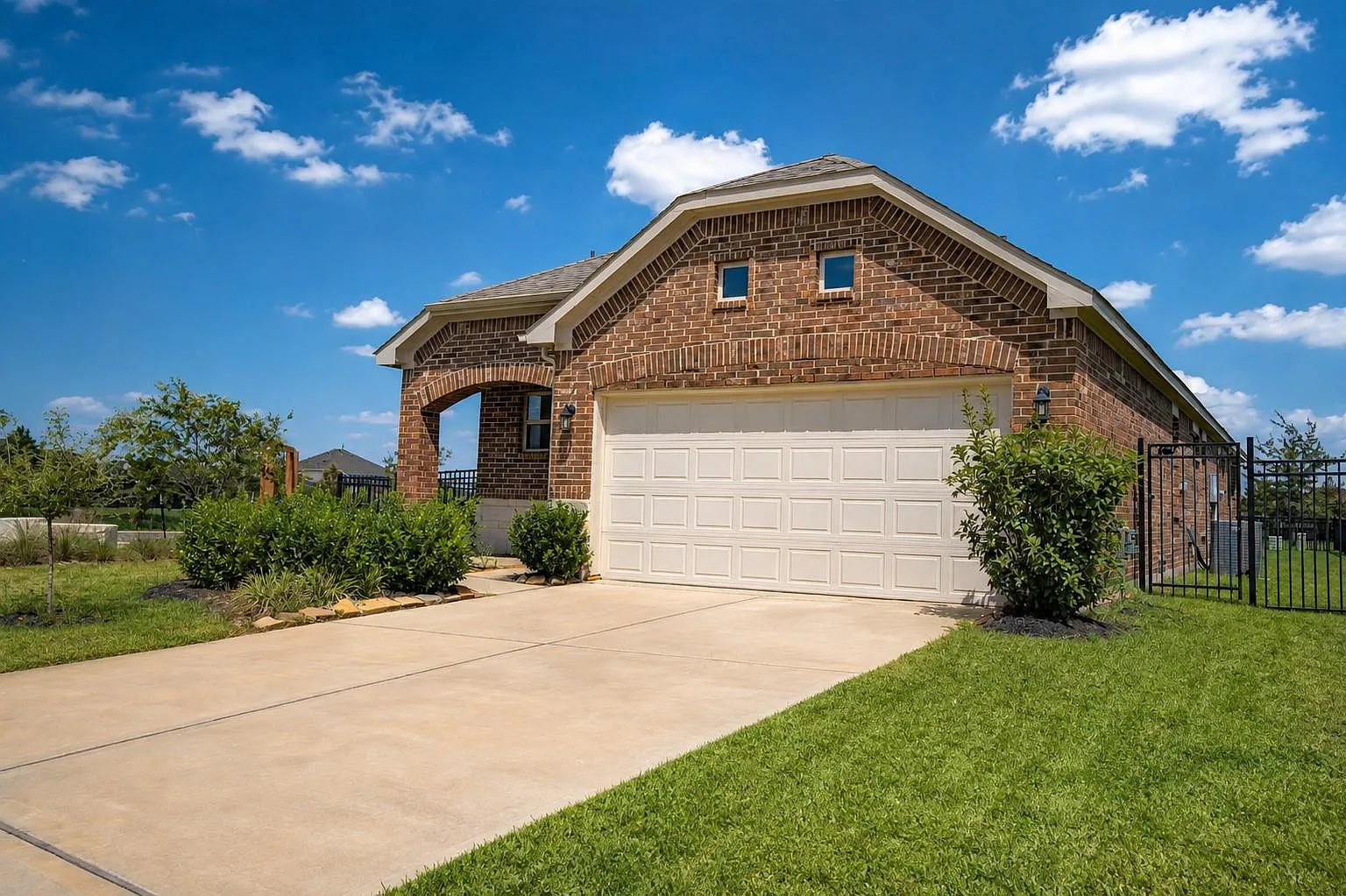 3 bed, 3.0 bath, 1823 sqft, $2,450 — Photo 3