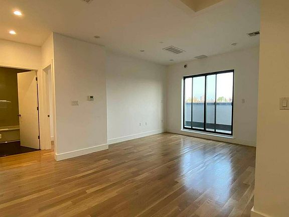 4th image of 810 Lexington Ave #6A