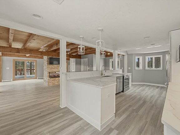 4th image of 98 Walnut St