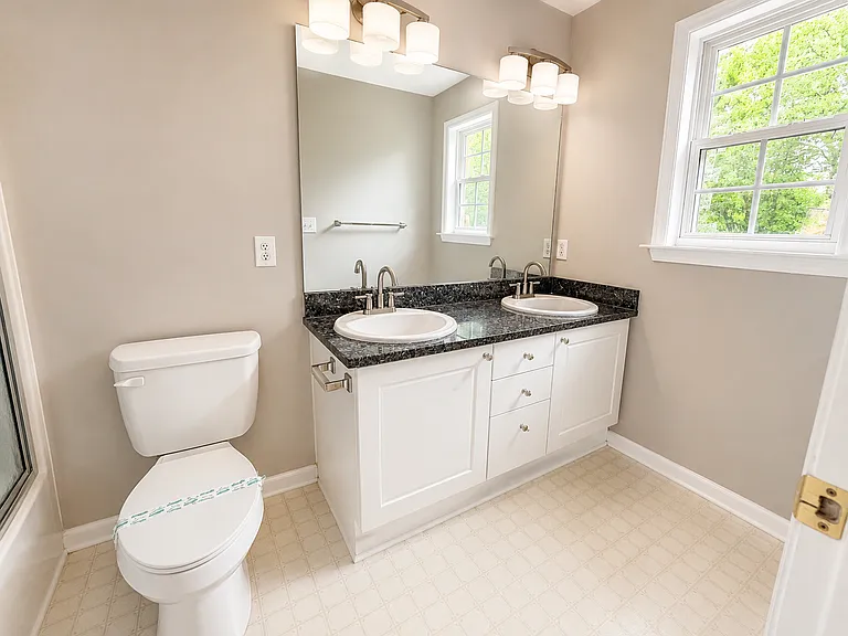 2104 Thornblade Dr — Photo 10