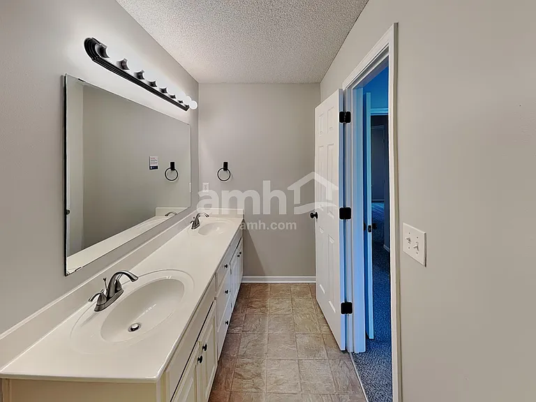 643 E Apache St — Photo 11