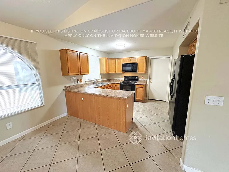 7923 W Laurel Ln — Photo 2