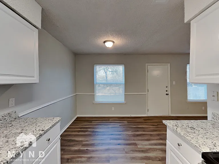 915 Winnie St — Photo 4