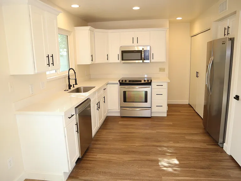 1449 E Kerry Ln — Photo 7