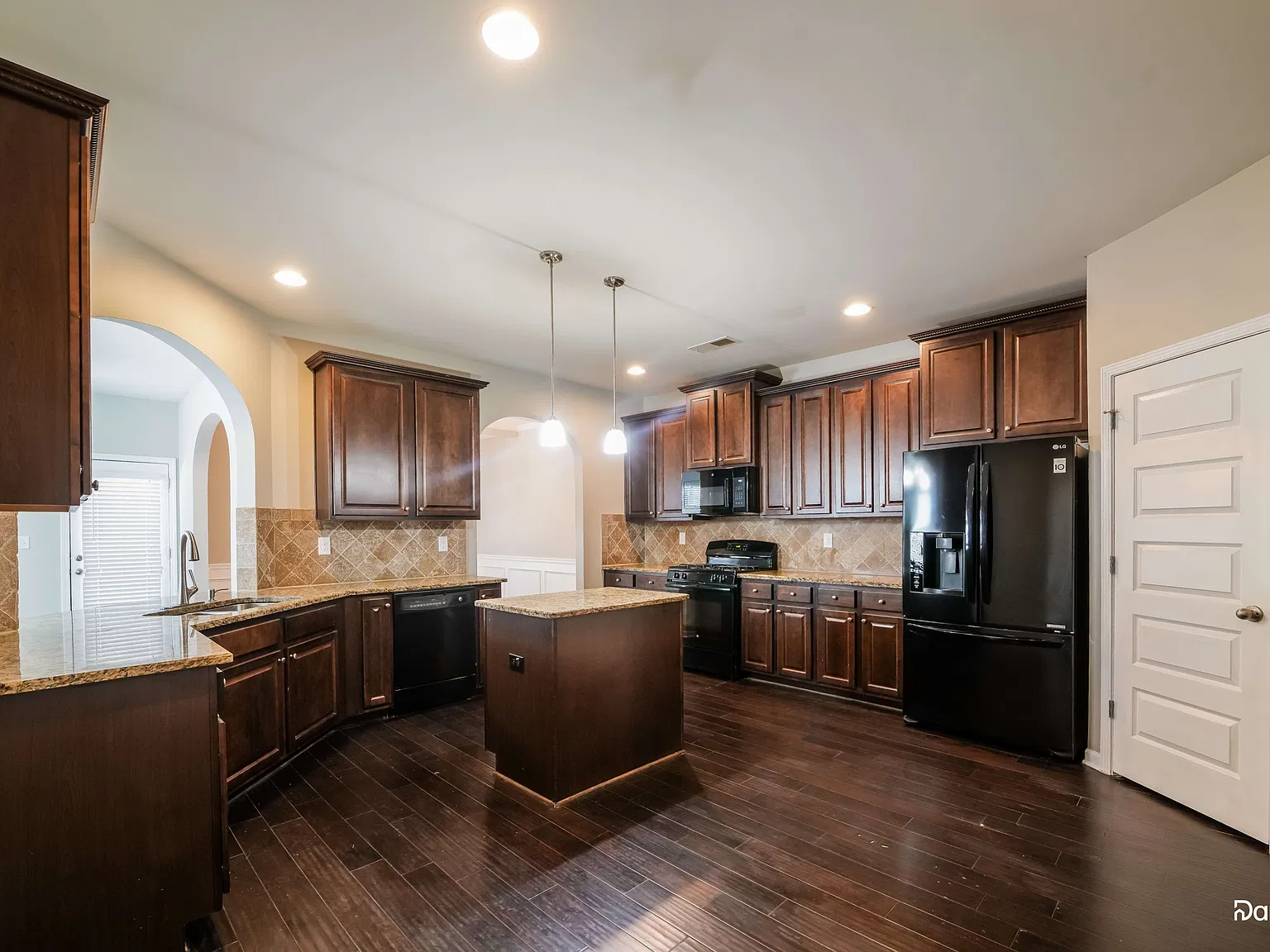 4 bed, 2.5 bath, 2864 sqft, $2,605 — Photo 4