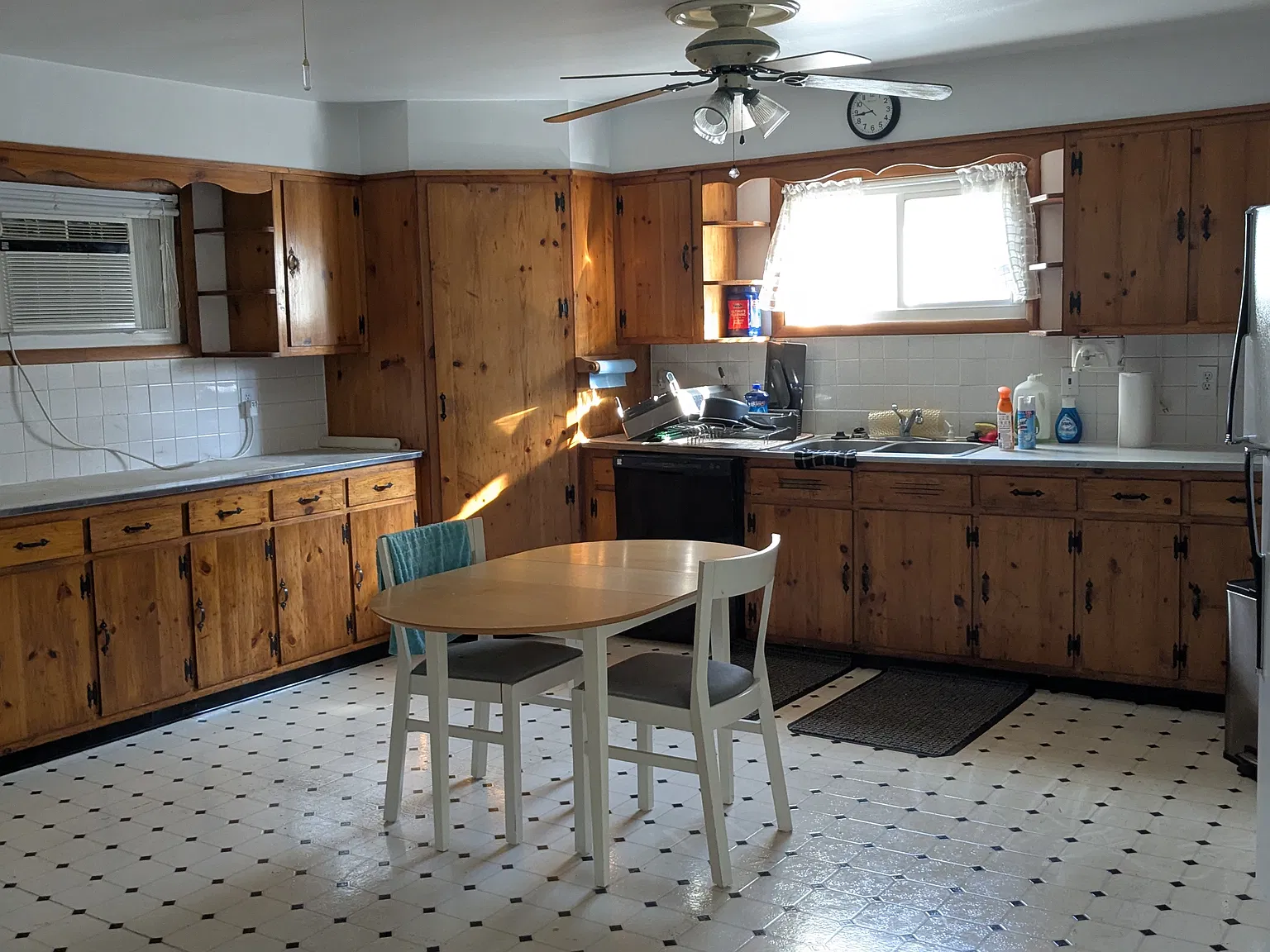 3 bed, 1200 sqft, $1,500 — Photo 2