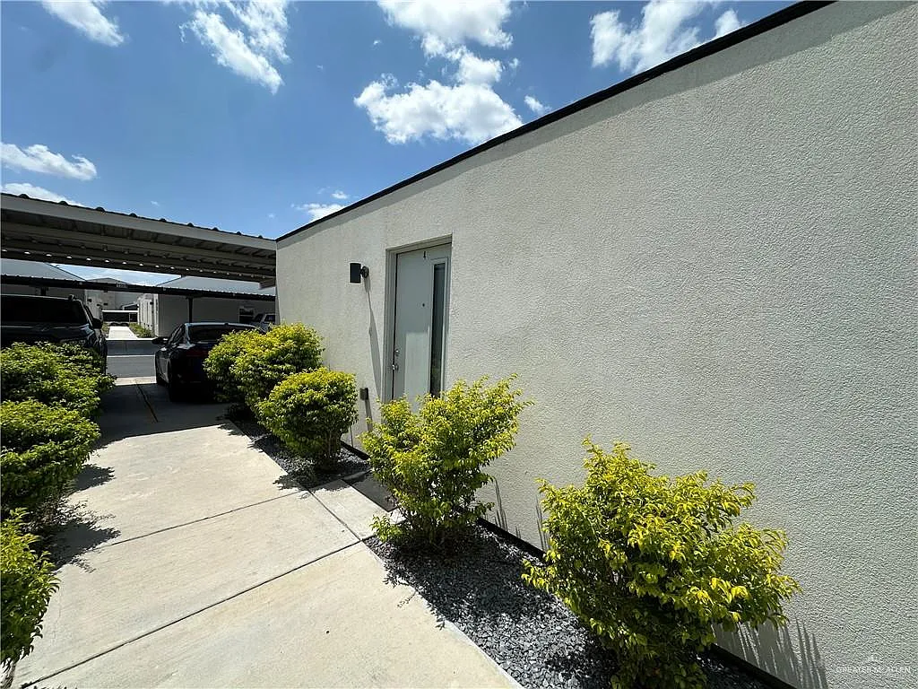 3 bed, 2.0 bath, 4500 sqft, $1,300 — Photo 3