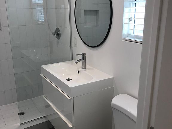 3rd image of 2516 Bellevue Ave