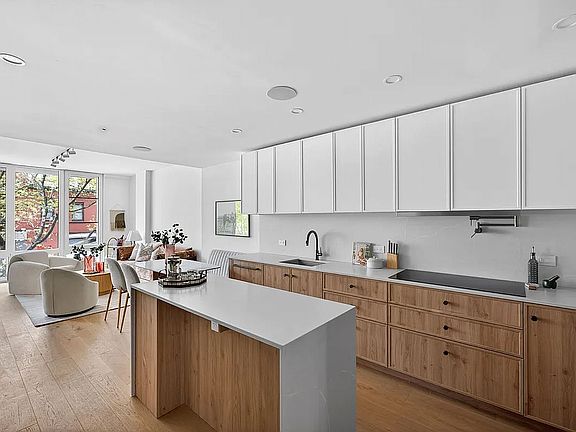 3rd image of 1110 Manhattan Ave #2