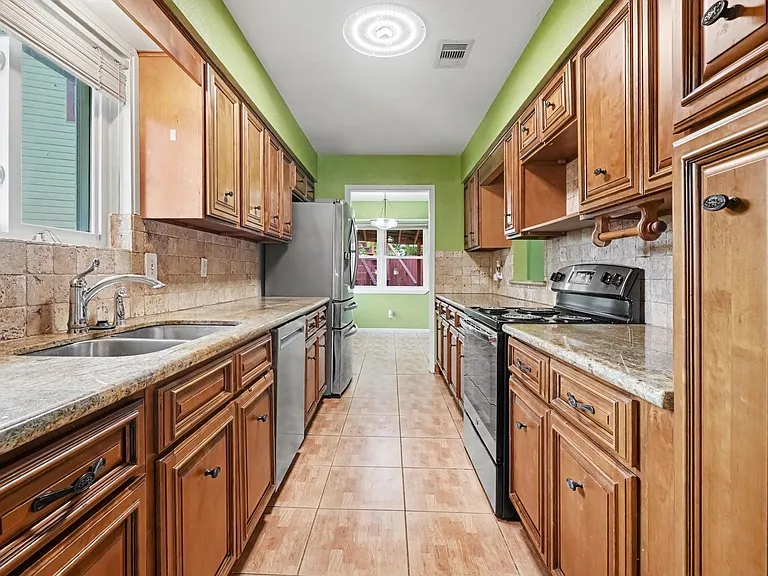 519 Orleans St — Photo 7