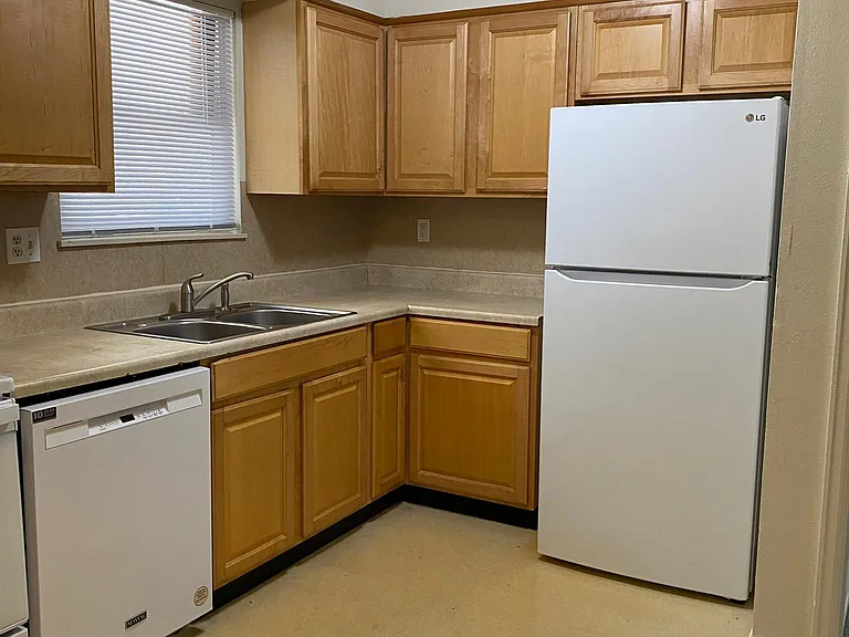 1093 Memphis St — Photo 3