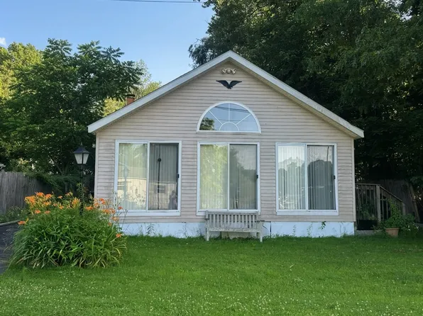 10 Brows Beach Rd, Wales, MA 01081