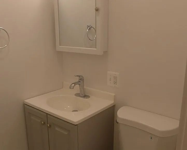Linder/ Lawrence Apartments — Photo 18