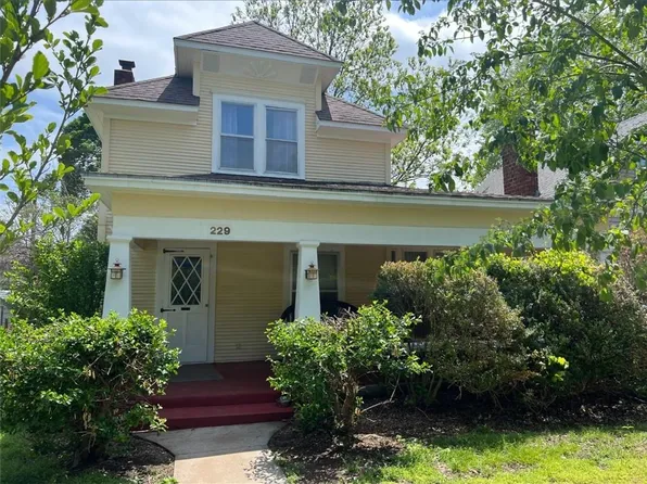 229 E 9th St, Baxter Springs, KS 66713