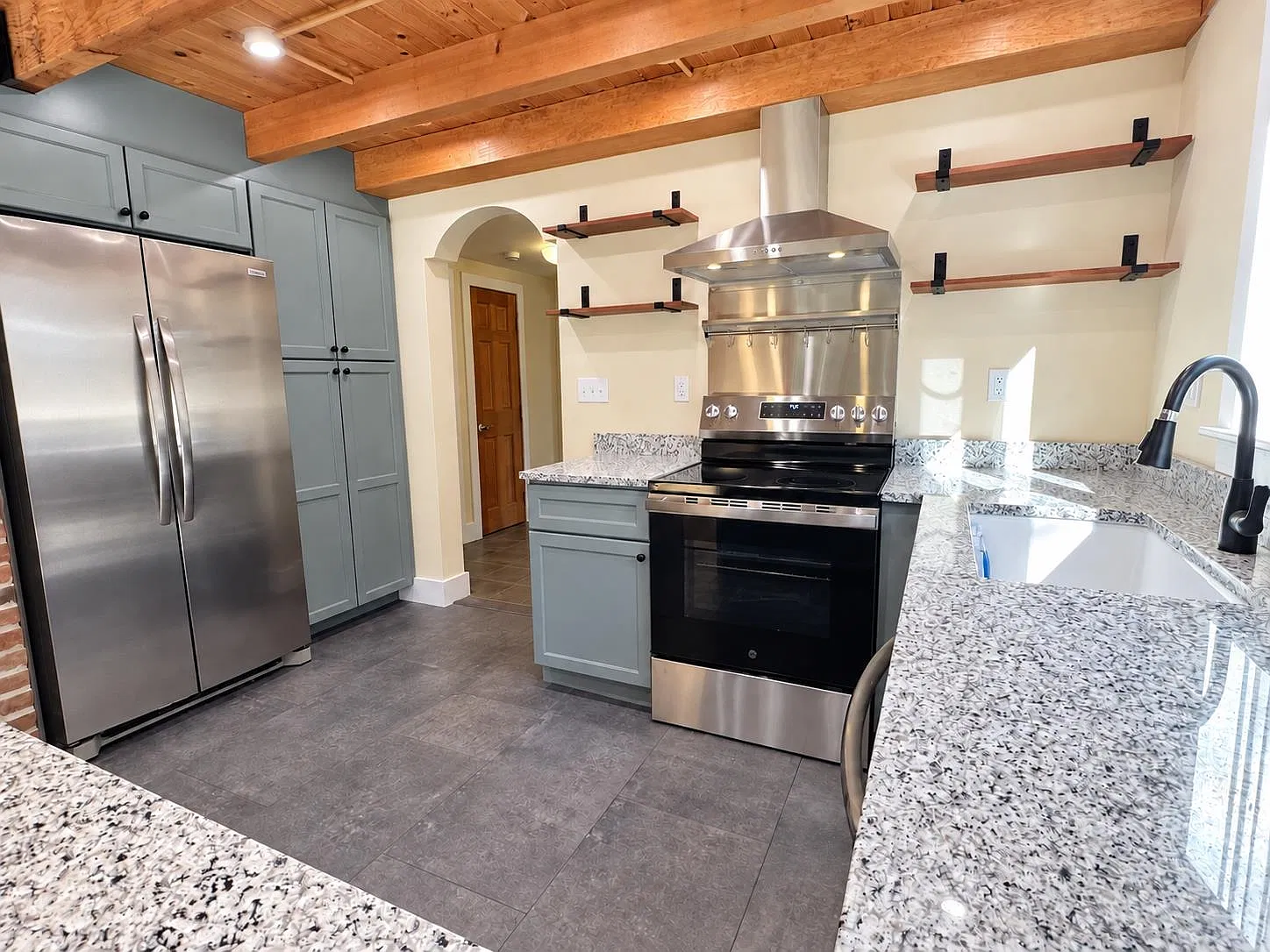 3 bed, 2.0 bath, 1740 sqft, $3,600 — Photo 3