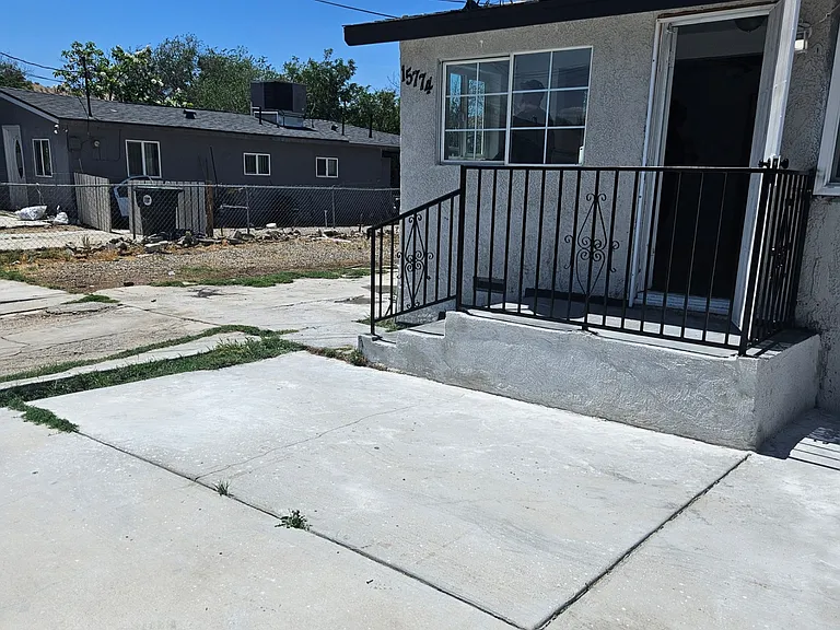 Front entrance to the house.
Entrada principal a la casa.