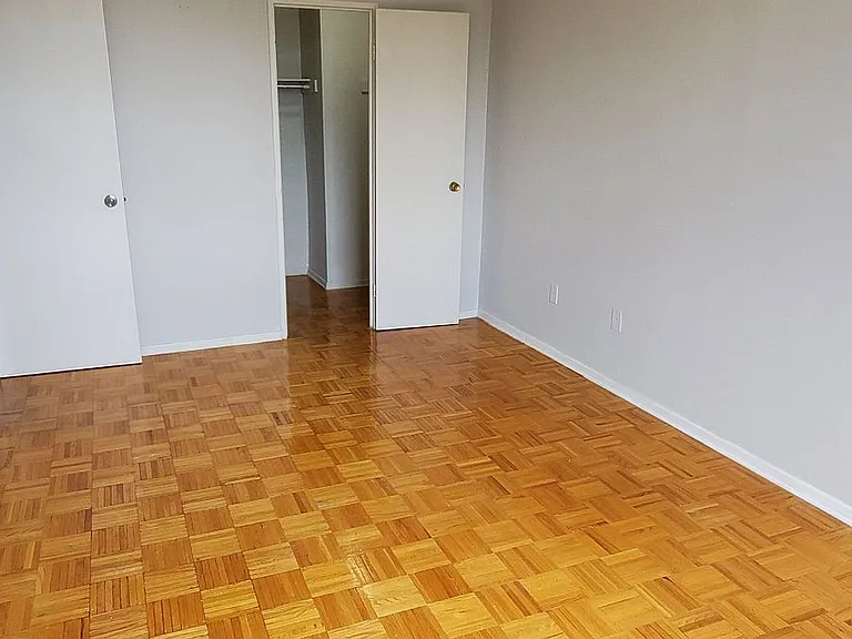 20 Edgecliff Golfway #1202 — Photo 4