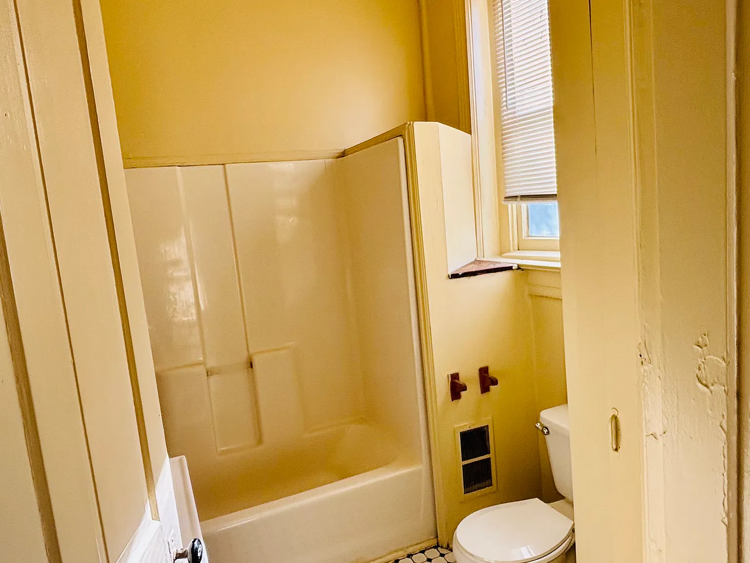 1 bed, 1.5 bath, 1100 sqft, $999 — Photo 4